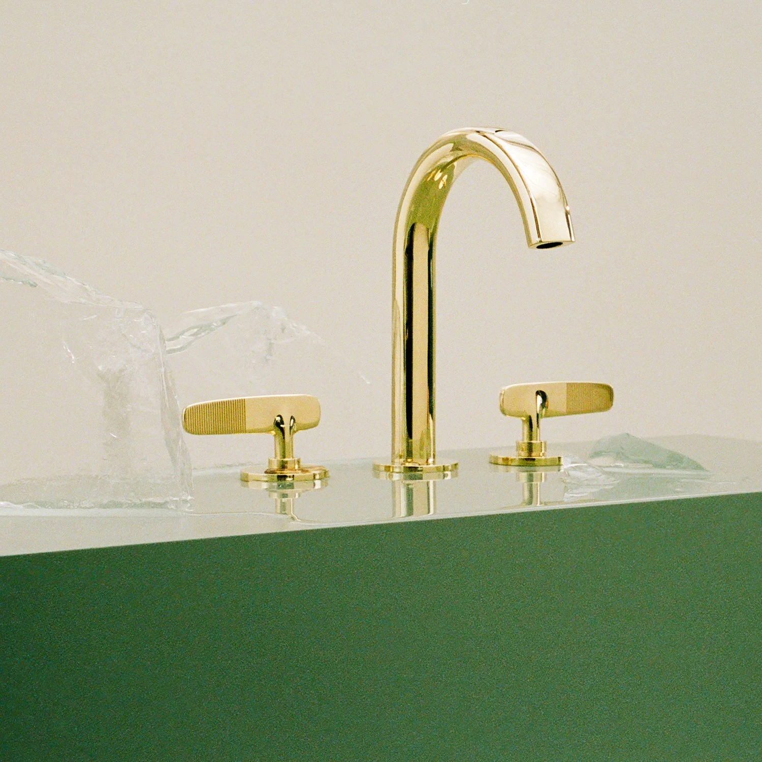 すいページ Zucchetti - Fixing structure for deck mounted bath mixer.